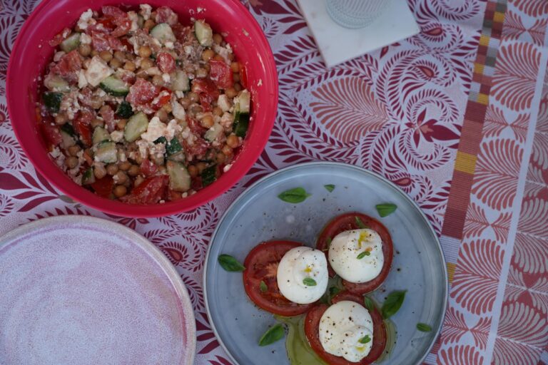 Sommerlicher Salat mit Thunfisch, Kichererbsen & Schafskäse – Einfaches Rezept für heiße Tage